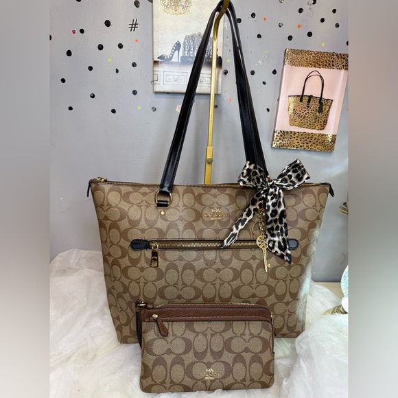 4FER Coach Brown Signature Tote and Pouch Set - Picture 3 of 17